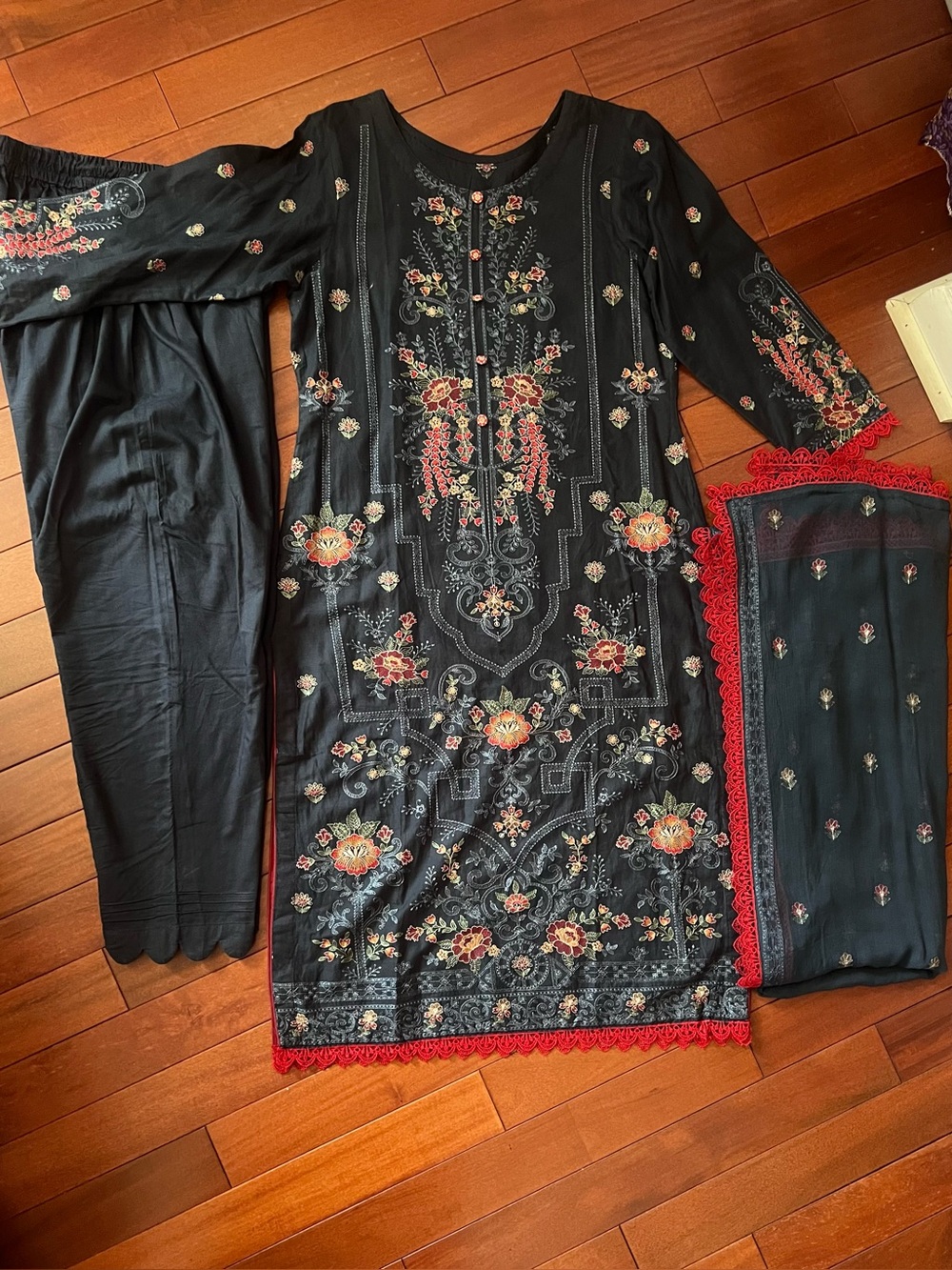 Women 3 piece dress with Red Floral Embroiderd dupatta just 2 time wear